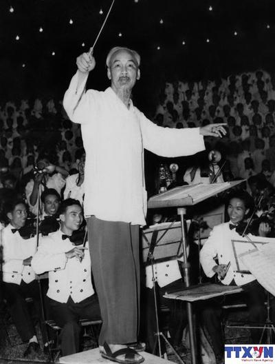 Bức ảnh: "Bác bắt nhịp bài ca Kết đoàn" do nhà báo Lâm Hồng Long (TTXVN) chụp tối 3/9/1960 tại chương trình văn nghệ quần chúng chào mừng thành công của PG88 go Nạp Rút Tiền Đảng toàn quốc lần thứ III tổ chức tại Công viên Bách Thảo, Hà Nội.