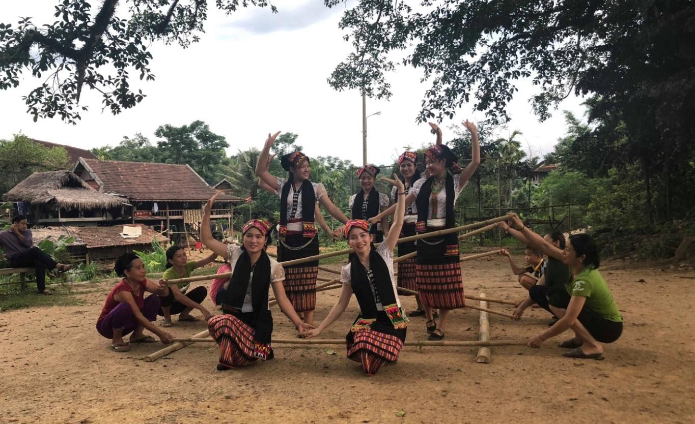 Biểu diễn văn nghệ tại bản du lịch cộng đồng Khe Rạn.