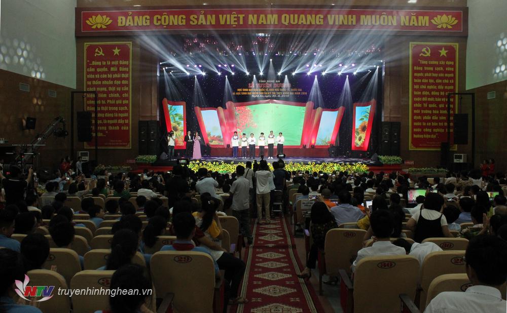 Toàn cảnh buổi lễ.