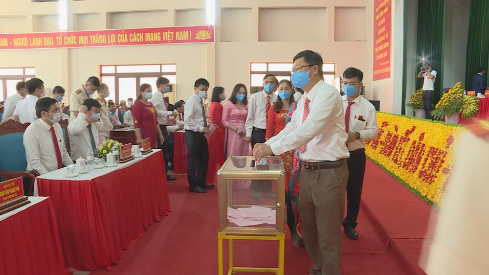 Các đại biểu bỏ phiếu bầu Ban Chấp hành Đảng bộ nhiệm kỳ 2020-2025.
