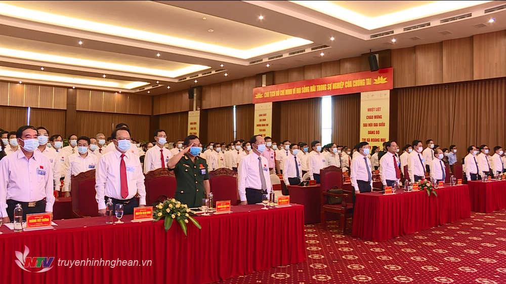 Các đại biểu thực hiện nghi lễ chào cờ.