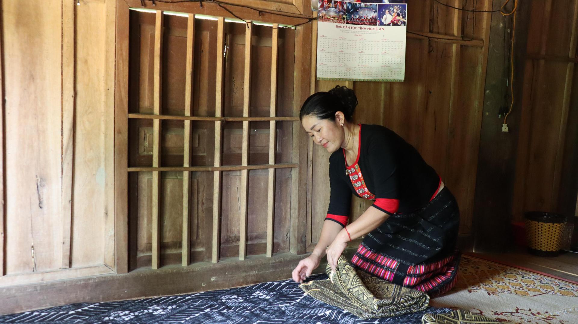 Chị Vi Thị Thỏa chuẩn bị chăn, nệm đón khách du lịch.