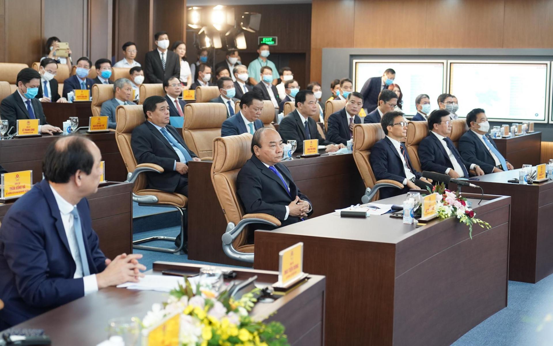 Thủ tướng Nguyễn Xuân Phúc và các đại biểu tại lễ khai trương Hệ thống thông tin báo cáo quốc gia và Trung tâm chỉ đạo, điều hành của Chính phủ, Thủ tướng Chính phủ. Ảnh: VGP/Quang Hiếu