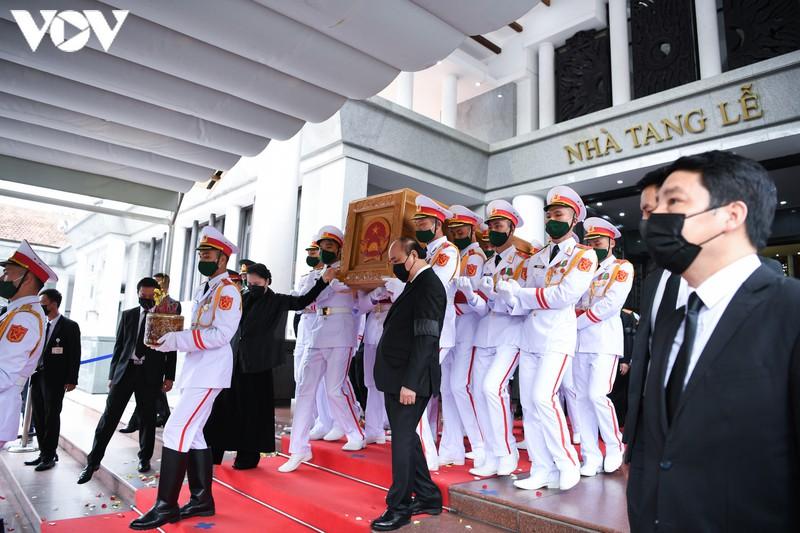 Linh cữu nguyên Tổng Bí thư Lê Khả Phiêu được di chuyển ra ngoài nhà tang lễ. Thủ tướng Nguyễn Xuân Phúc và PG88 go Bắn cá Quốc hội Nguyễn Thị Kim Ngân đứng hai bên cùng nâng linh cữu di chuyển ra cỗ linh xa.