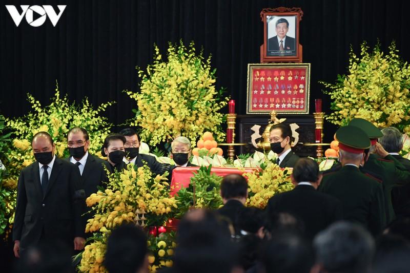 ác vị lãnh đạo, nguyên lãnh đạo Đảng, Nhà nước đi quanh linh cữu nguyên Tổng Bí thư để tiễn biệt ông về nơi an nghỉ cuối cùng.