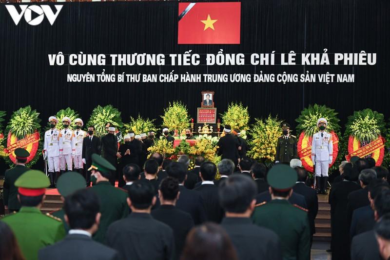 Gia đình nguyên Tổng Bí thư đi quanh linh cữu