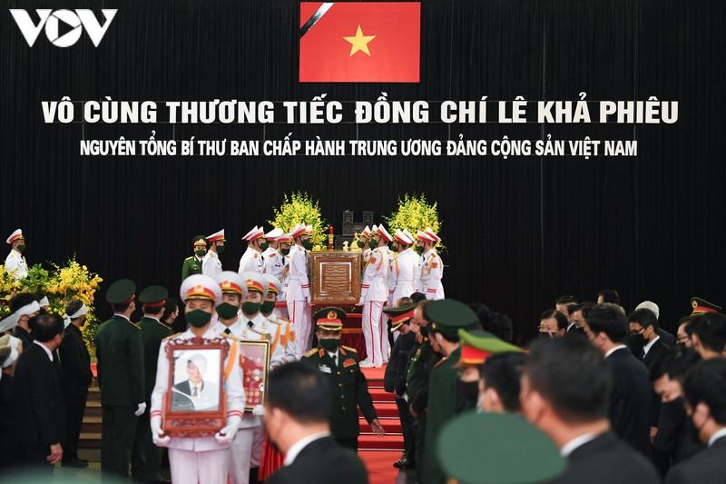 Bắt đầu Lễ di quan. Các đội công tác làm nhiệm vụ trong sự trang nghiêm, kính cẩn.