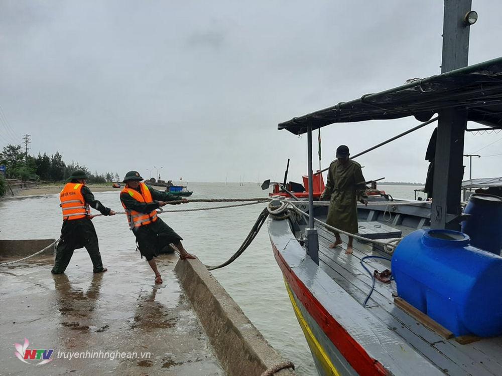 Ngư dân khẩn trương chằng chống tàu thuyền.