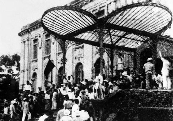 Ngày 19/8/1945, sau cuộc mít tinh tại Quảng trường Nhà hát lớn, quần chúng nhân dân Thủ đô đã đánh chiếm Bắc Bộ phủ, cơ quan đầu não của chính quyền tay sai Pháp ở Bắc Bộ. Ảnh: TTXVN