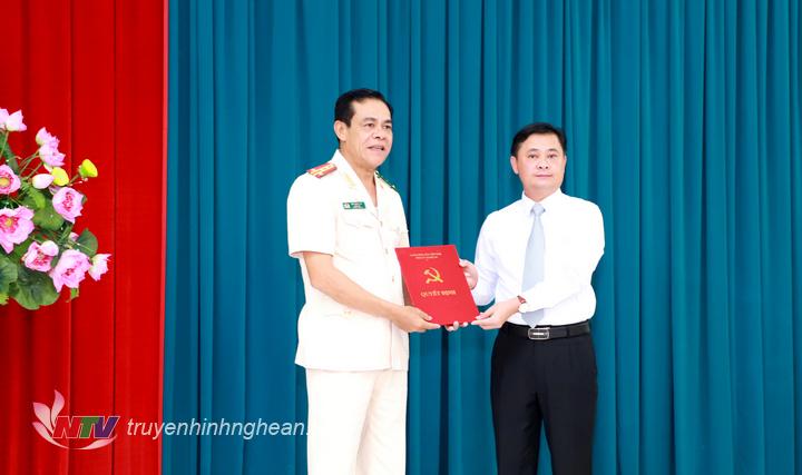 Bí thư Tỉnh ủy Thái Thanh Quý trao quyết định cho đại tá Võ Trọng Hải - Giám đốc Công an tỉnh.