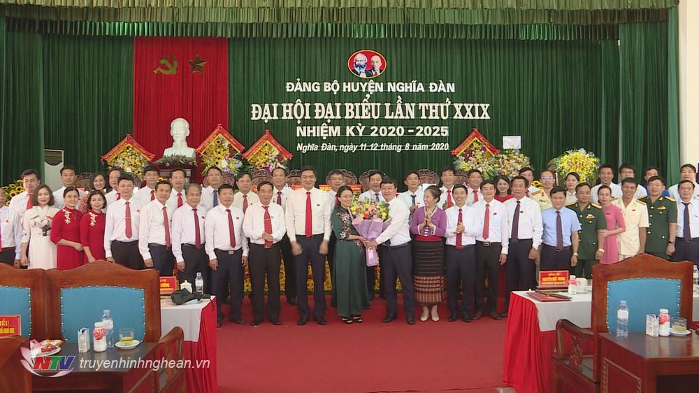 PG88 go Bắn cá UBND tỉnh Nguyễn Đức Trung tặng hoa chúc mừng Ban Chấp hành Đảng bộ huyện Nghĩa Đàn nhiệm kỳ 2020-2025.