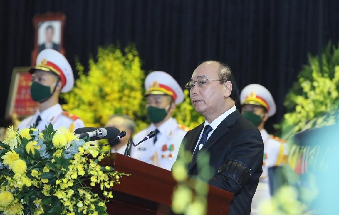 Thủ tướng Chính phủ Nguyễn Xuân Phúc đọc lời điếu tại lễ truy điệu nguyên Tổng Bí thư Lê Khả Phiêu. - Ảnh: VGP/Nhật Bắc