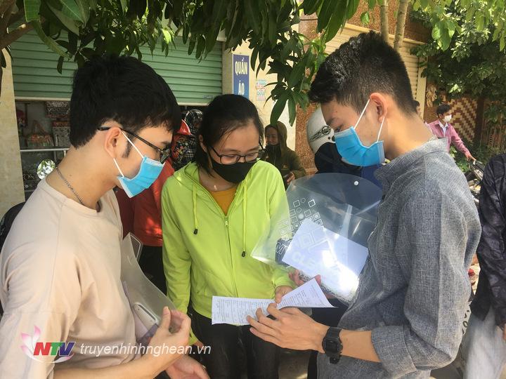 Các thí sinh trao đổi sau buổi thi.