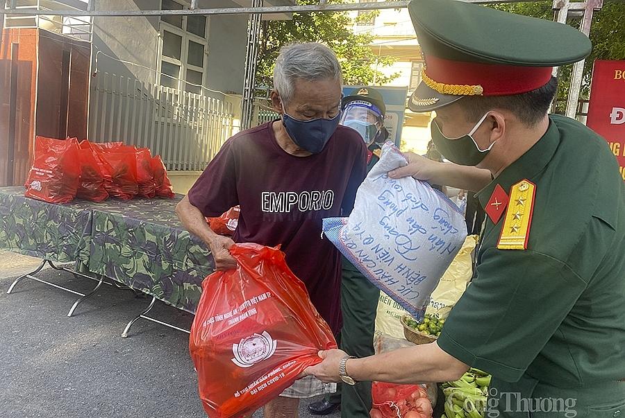 Sáng ngày 24/8, một số hộ khó khăn ở phường Hồng Sơn, TP. Vinh nhận lương thực ở gian hàng 0 đồng.