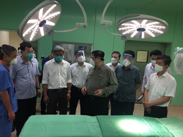 Thủ tướng kiểm tra cơ sở vật chất của Bệnh viện Dã chiến hồi sức cấp cứu Becamex Bình Dương sáng 27-8, là nơi điều trị cho các bệnh nhân COVID-19 diễn biếnThủ tướng hoan nghênh việc huy động y tế tư nhân vào điều trị, xét nghiệm, tiêm chủng.