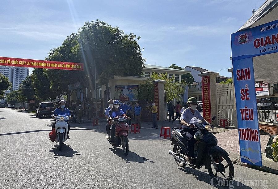 Các cán bộ đoàn phường Vinh Tân - TP. Vinh lên đường mang những phần quà đến cho các gia đình tại các khu phong toả.