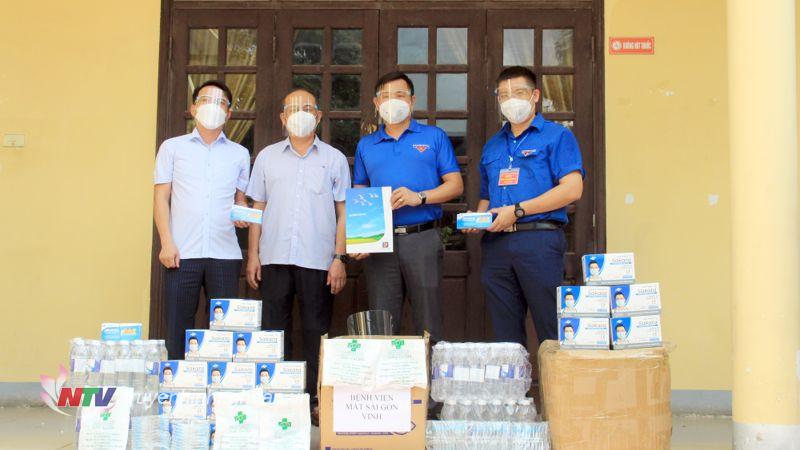 Ban Thường vụ Đảng ủy khối KeoNhaCai Trang PG và đại diện PG88 link tải Xăng dầu PG88 go Bắn cá, trao 300 phiếu xăng (trị giá 15 triệu đồng) cho đội hình “Shipper áo xanh” thành phố Vinh.