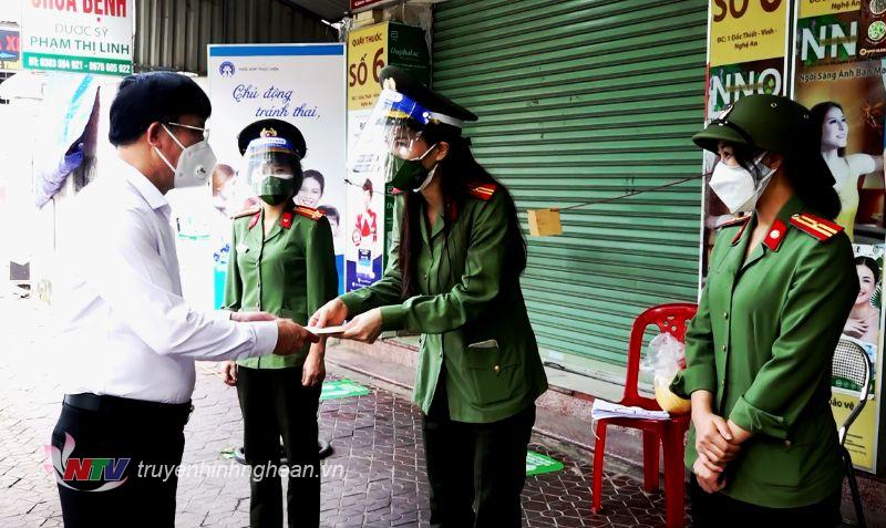 thăm động viên và trao quà cho các nữ cán b...ến sỹ Công an nhân dân đang trực chốt kiểm soát PC dịch Covid tại ngã 3 đường Đốc Thiết - Lê Lợi-