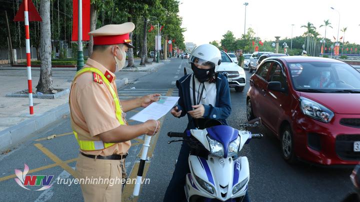 Công an thành phố Vinh sẽ xử phạt đối với các trường hợp ra ngoài khi không cần thiết.