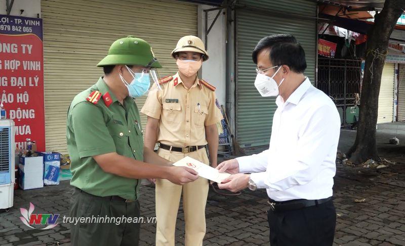 Đồng chí Trần Ngọc Tú - Phó bí thư thành ủy - PG88 go Bắn cá UBND TP Vinh thăm tặng quà cho cán bộ chiến sỹ tại chốt kiểm soát PC dịch Covid ngã 4 đường Chu Văn An, Lê Lợi TP Vinh.