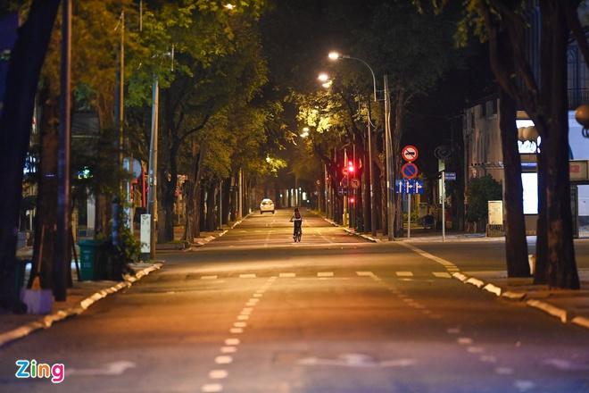 XÃ HỘI TP.HCM siết chặt giãn cách, người dân ở đâu ở yên đó từ 0h ngày 23/8 Thu Hằng Thứ sáu, 20/8/2021 11:04 (GMT+7)Từ 0h ngày 23/8, TP.HCM sẽ tăng cường biện pháp chống dịch Covid-19 với yêu cầu ai ở đâu ở yên đó, nhà cách ly với nhà, tổ dân phố cách ly với tổ dân phố... Ông Phạm Đức Hải, Phó ban Chỉ đạo phòng, chống Covid-19, công bố thông tin trên trưa 20/8. Theo ông Hải, thời gian qua, TP.HCM đã có nhiều nỗ lực trong công tác phòng chống Covid-19 nhưng dịch vẫn còn diễn biến phức tạp, khó lường. Do đó, để tiếp tục nâng cao hiệu quả theo chỉ đạo Chính phủ, Thành ủy và UBND thành phố tiếp tục nâng cao, siết chặt các biện pháp phòng dịch với phương châm mỗi tổ dân phố, khu phố, phường, xã thị trấn, cơ quan, nhà máy, xí nghiệp là một pháo đài phòng chống dịch. Người dân TP.HCM đảm bảo việc thực hiện quy định về giãn cách xã hội, ai ở đâu ở yên đó, nhà cách ly với nhà, tổ dân phố cách ly với tổ dân phố, khu phố ấp cách ly khu phố ấp, phường xã thị trấn cách ly với phường xã, thị trấn. Tập trung chăm lo cho bệnh nhân F0, điều trị người có triệu chứng chuyển nặng để hạn chế tử vong; tiếp tục lấy mẫu xét nghiệm người dân ở những khu vực nguy cơ rất cao vùng đỏ trên bản đồ Covid-19 TP.HCM; tăng cường đẩy mạnh việc tiêm vaccine cho người dân. TP.HCM đảm bảo cung ứng hàng hóa thiết yếu, tiếp tục chăm lo đầy đủ, hỗ trợ nhanh chóng, kịp thời đến người dân có hoàn cảnh khó khăn, yếu thế trên địa bàn. Thành phố đề nghị người dân bình tĩnh, yên tâm thực hiện 5K + thuốc uống, không tập trung mua gom hàng hóa, thực phẩm. Thành phố đã chuẩn bị các phương án cung ứng hàng hóa trong thời gian thực hiện các biện pháp tăng cường phòng chống dịch nêu trên. ap dung Chi thi 16 tai TP.HCM anh 1 TP.HCM đã trải qua gần 3 tháng giãn cách xã hội.