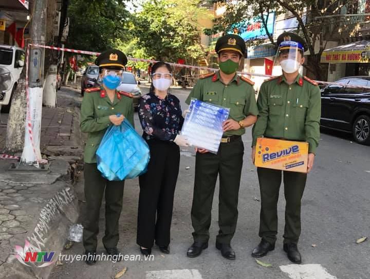 Trao quà tại chốt đường Thái Phiên.
