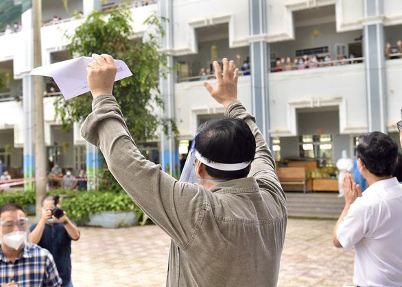 Thủ tướng vẫy chào bà con đang thực hiện cách ly tập trung tại Trường Tiểu học Bình Thuận, phường Thuận Giao, TP. Thuận An.