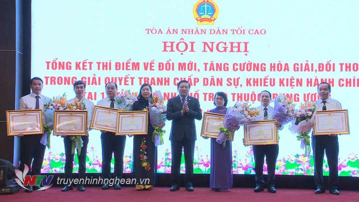 2. Bí thư TU Đảng, Trưởng Ban Nội chính TU Phan Đình Trạc tặng Bằng khen của Thủ tướng cho các tập thể và cá nhân có nhiều thành tích trong công tác