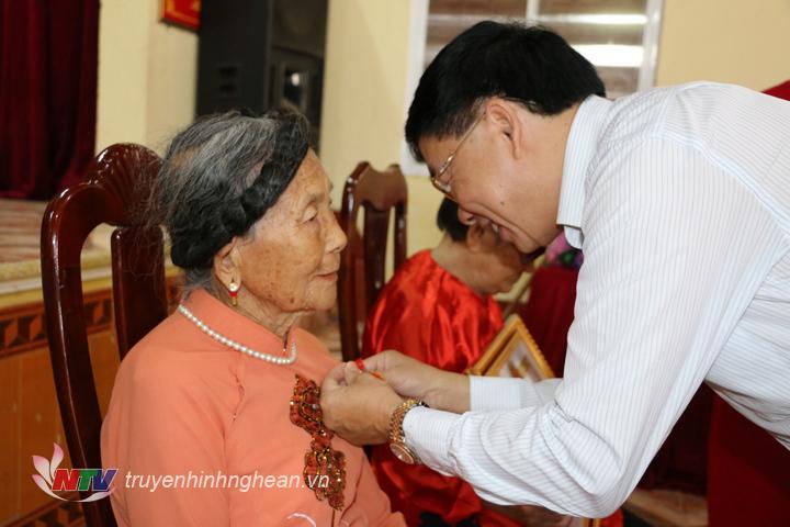  Đồng chí Nguyễn Văn Thông – Phó bí thư Tỉnh uỷ  trao huy hiệu 70 năm tuổi đảng cho bà Lê Thị Nguyệt.