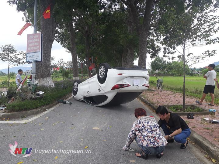 Chiếc xe bị hư hỏng nặng phần đầu.