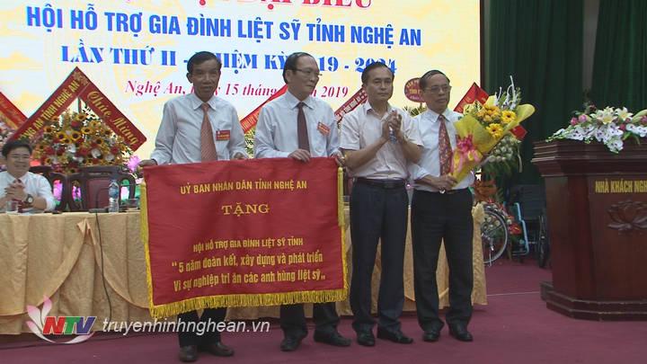 UBND tỉnh trao tặng bức