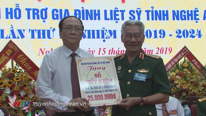 Trao sổ tiết kiệm cho 5 gia đình liệt sỹ.