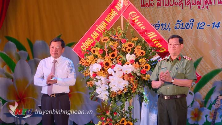 Công an tỉnh tặng lẵng hoa chúc mừng lãn