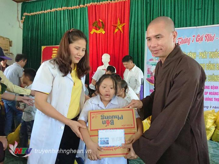 Đoàn đã trao 180 suất quà cho người dân và học sinh có hoàn cảnh khó khăn.