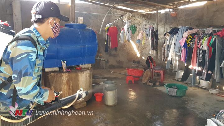 Xã Diễn Ngọc đã tổ chức phun hóa chất diệt muỗi và tiêu độc khử trung trên toàn xã.