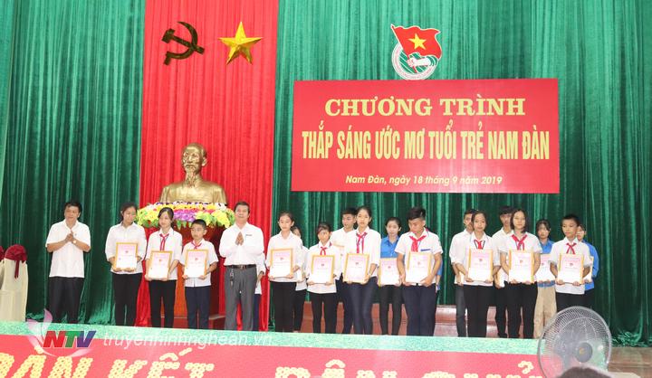 Lãnh đạo huyện trao quà cho các em học sinh nghèo vượt khó học giỏi.