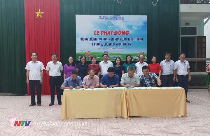 Các xóm bản và trường học ký cam kết thực hiện phòng, chống tạo hôn, hôn nhân cận huyết thống và phòng, chống xâm hại trẻ em.