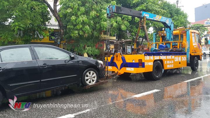 Một chiếc ô tô bị chết máy khiến chủ xe phải gọi cứu hộ tới trợ giúp.
