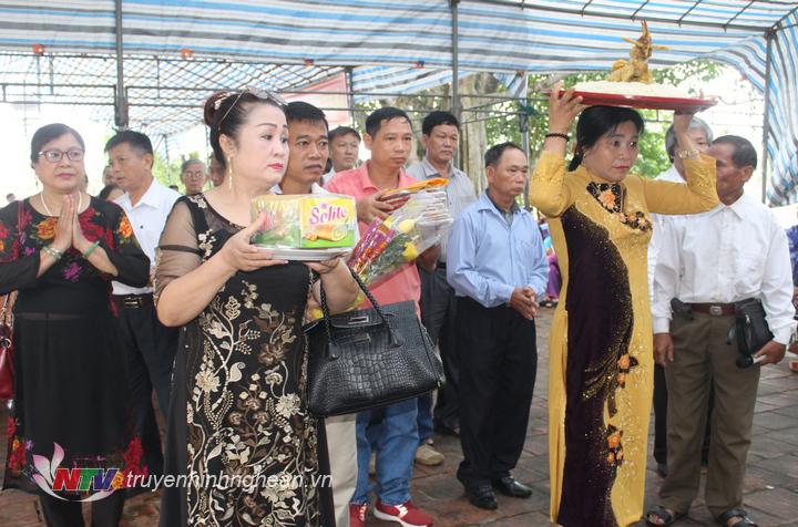 Dòng họ Lê  về cung tiến lễ vật.