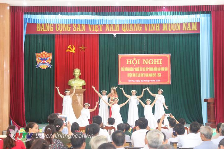 Toàn cảnh hội nghị.