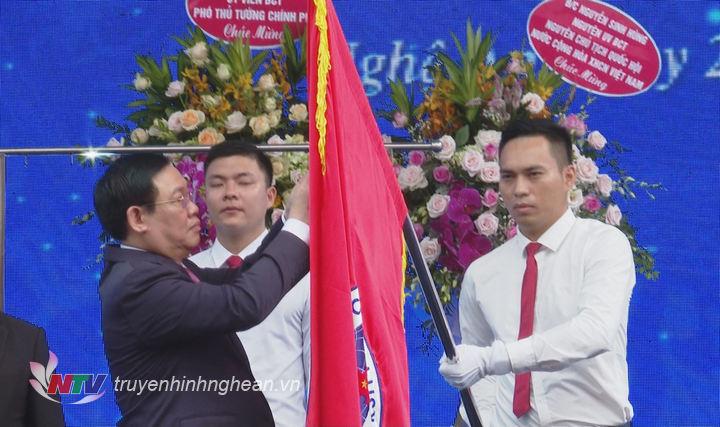 Thừa ủy quyền của PG88 go Bắn cá nước, Phó Thủ tướng Chính phủ trao Huân chương Lao động hạng Nhất cho tập thể nhà trường.