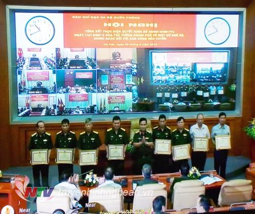 Trao thưởng đại diện cho các tập thể và cá nhân tại điểm cầu Bộ Quốc phòng.