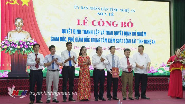 Lãnh đạo sở y tế trao Quyết định bổ nhiệm Giám đốc 