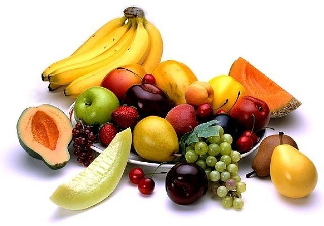 Ăn uống đủ chất, uống đủ nước giúp da không bị thiếu hụt vitamin.