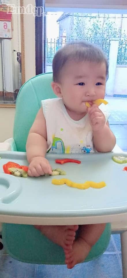 Bé Tào Tháo rất hợp tác với mẹ trong chuyên ăn uống (Ảnh: NVCC)