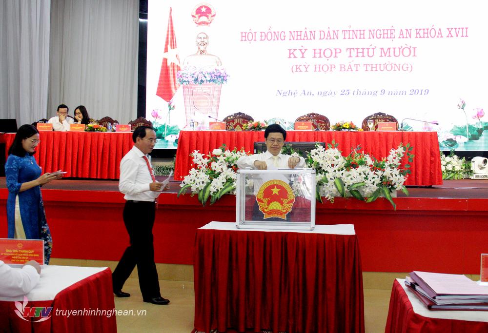 Các đại biểu tiến hành bỏ phiếu bầu Ủy viên UBND tỉnh nhiệm kỳ 2016-2021.