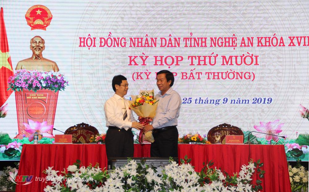 Phó Bí thư Thường trực Tỉnh ủy Nguyễn Xuân Sơn tặng hoa chúc mừng các thành viên Ủy viên ủy ban đã hoàn thành xuất sắc các nhiệm vụ được giao.