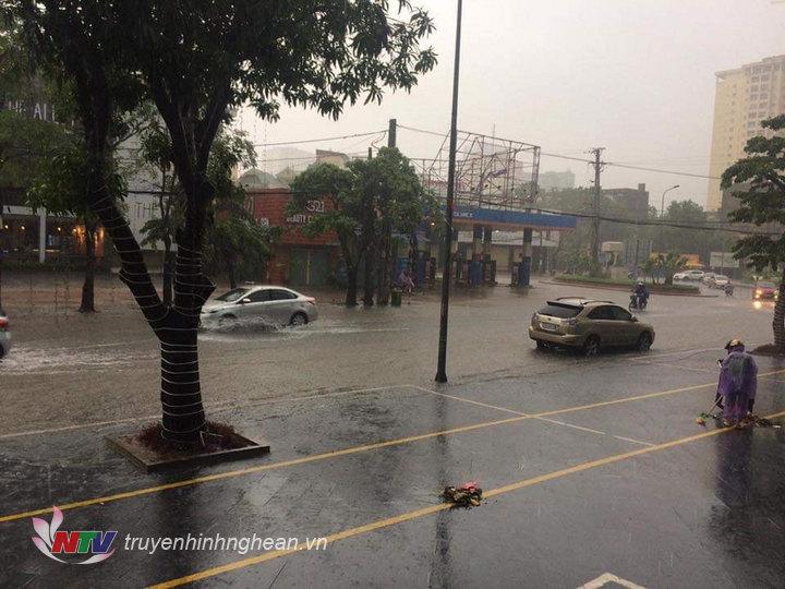 Cơn mưa lớn kéo dài khiến nhiều khu dân cư, đường phố ở TP Vinh ngập sâu trong nước. Trên là tuyến đường Lê Hồng Phong đoạn vòng xuyến giao nhâu với đường Kim Đồng.
