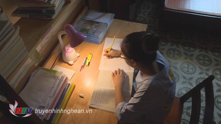 Tấm gương vượt khó học giỏi Lê Thị Thùy Trang – Lớp 9B -Trường THPT hermanngmeiner – Vinh.