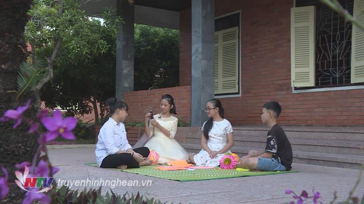 Các bạn nhỏ ở làng trẻ SOS Vinh hướng dẫn làm đèn lồng trung thu.